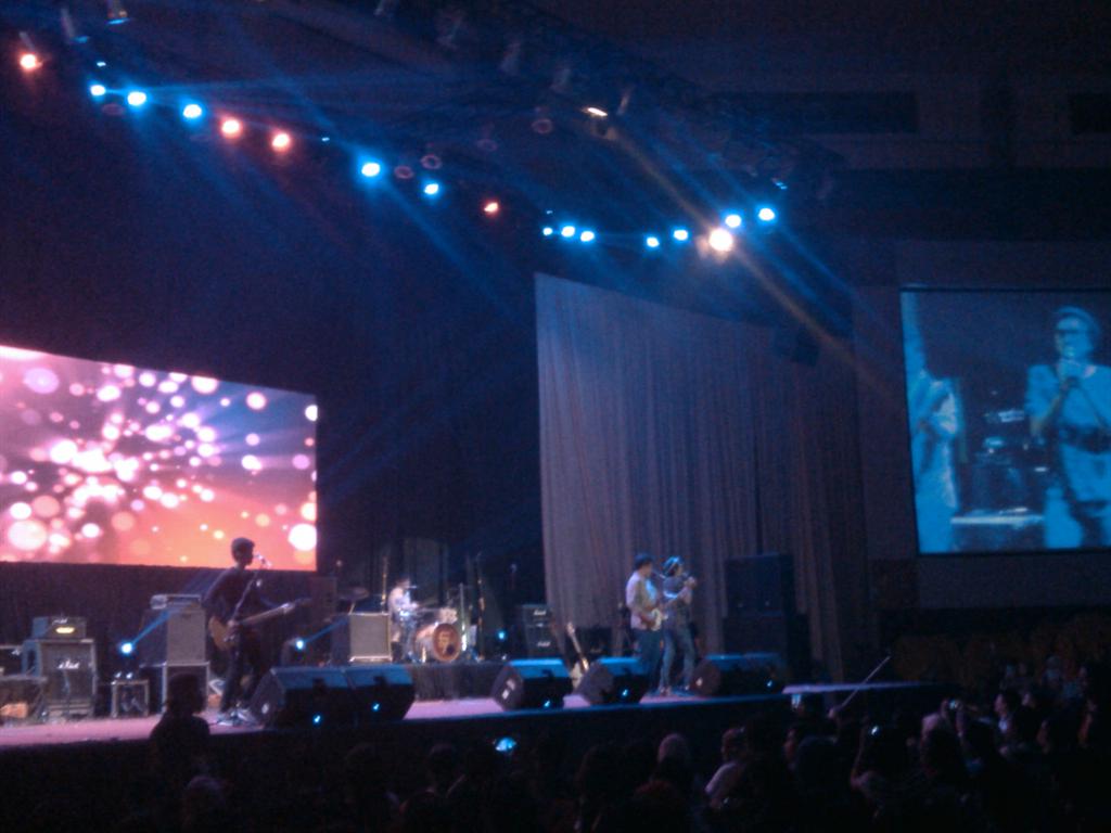 infoUB's tweet photo. @sheilaon7 w/ Radio | #ShockingApril w/ @sheilaon7 @BarrAT_Ep http://t.co/CyEf7fUE7f