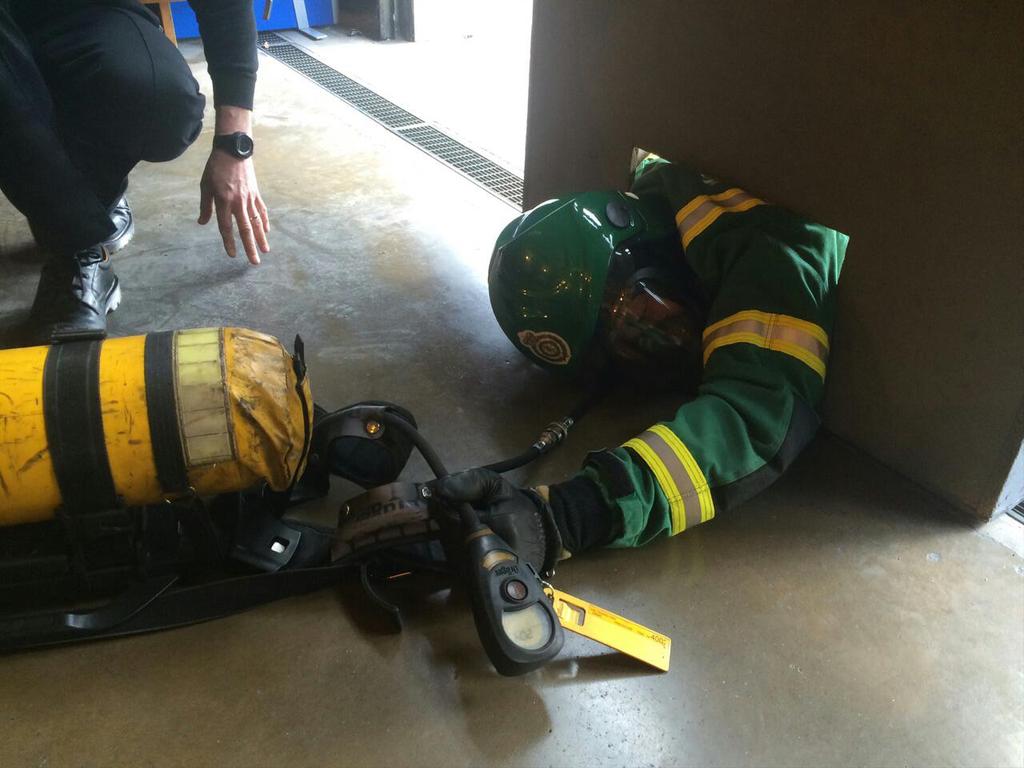 SCAS_HART's tweet photo. #whiteteam training @WiltsFire #smallgap http://t.co/BHDCgkp9rF