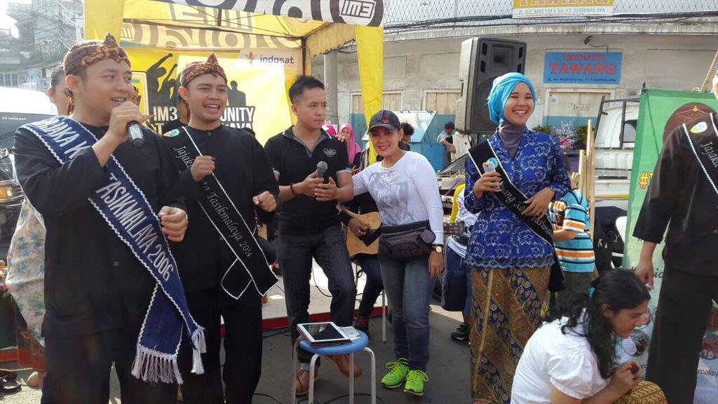 MalkistBand's tweet photo. Abis semalem di Mayasari Plaza, paginya langsung tempur di CFD feat @moka_kotatasik #imokaCARE http://t.co/KQtkyio5RC