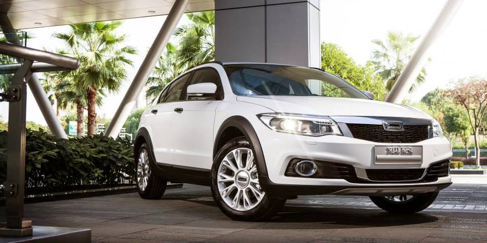 QorosAuto's tweet photo. From city cruising to country driving, the #Qoros 3 City SUV makes more of every journey. http://t.co/TQ9rNX8h7r