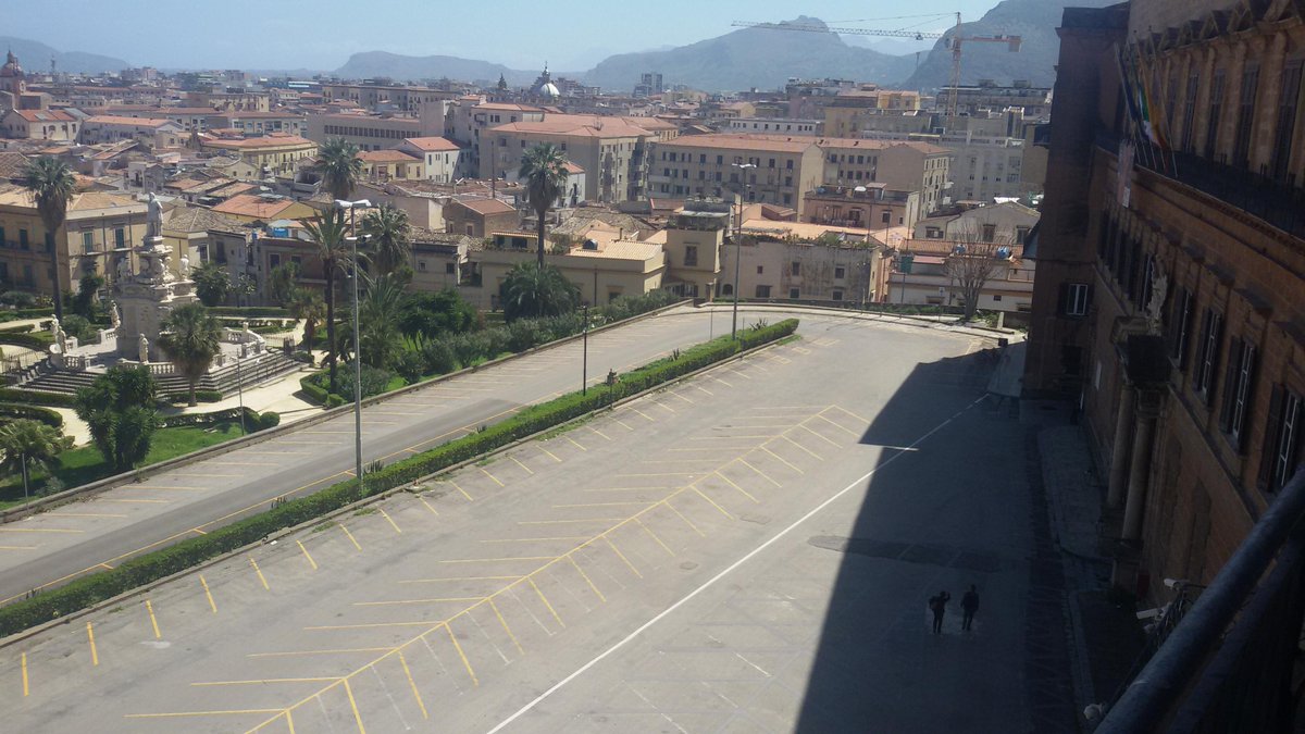 Piazza Parlamento libera dalle auto, primo passo per restituirla alla città. Nulla è impossibile. #palermo #openARS