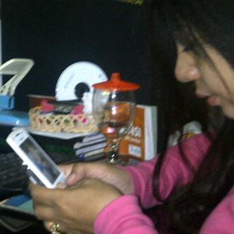 Yampun mama lg kerja masih aja autis bman;(( dipoto kan ama temen sendiri haha dihik banget♬