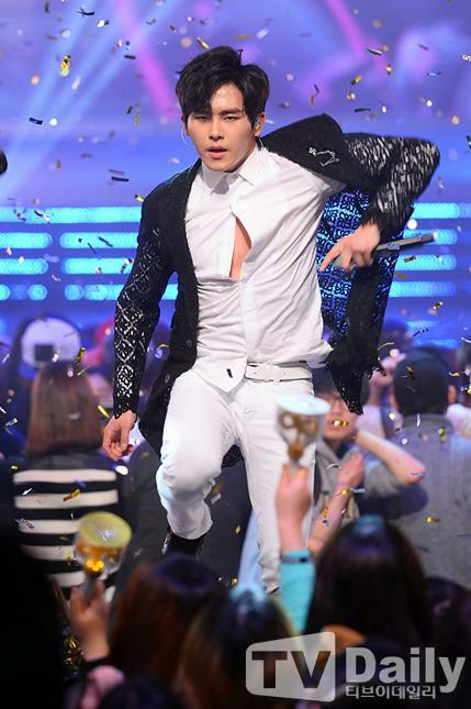 CBgKVO5VEAIVmdF.jpg:large