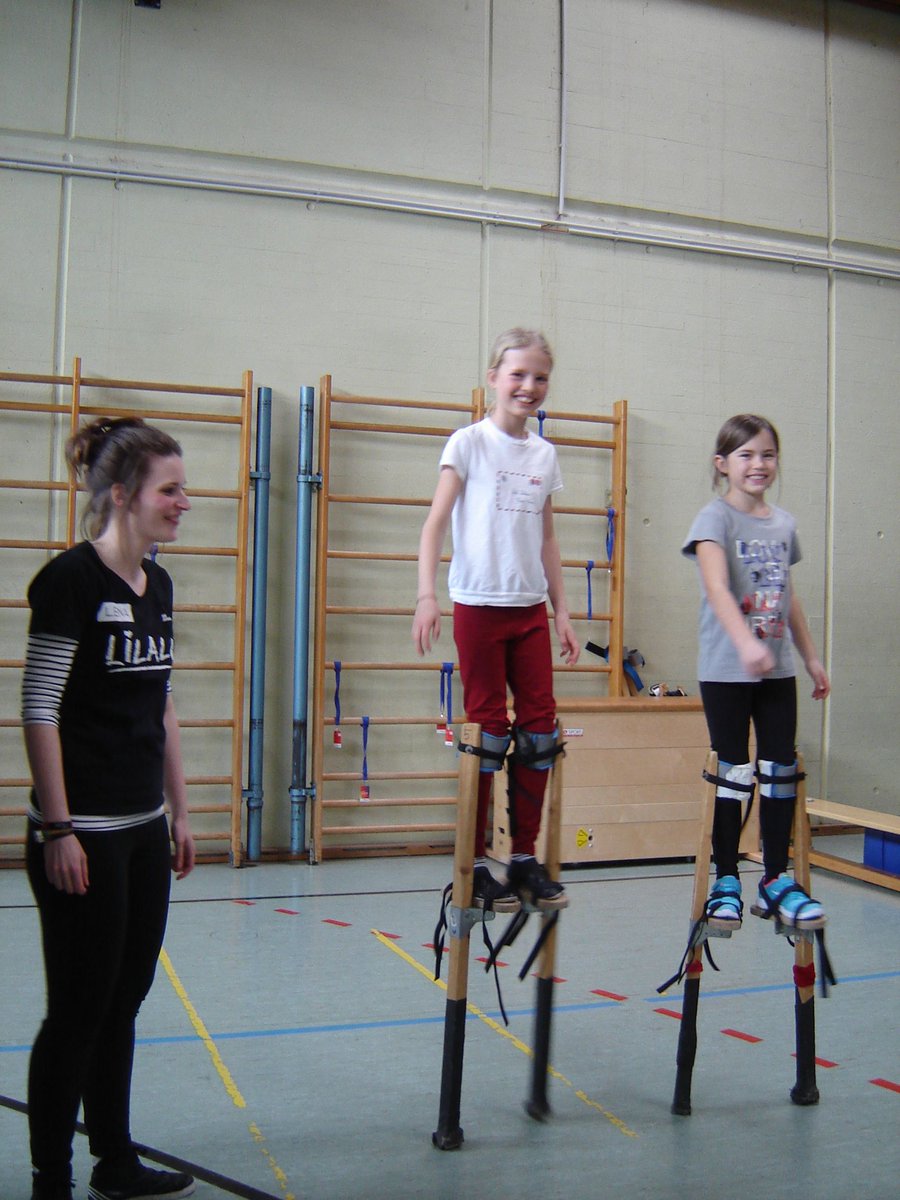 LILALU_munich's tweet image. Große Schritte und große Fortschritte werden beim Stelzenlaufen in Moosach gemacht! #Ferien #Lilalu #Stelzen