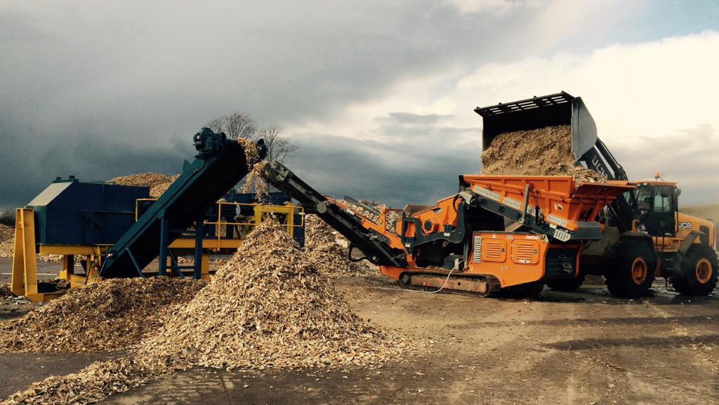 RiversideCiaran's tweet photo. #Portafill5000 working wonders screening shredded wood! Contact me to see how we can work for your application! http://t.co/6lK2ltdWfe