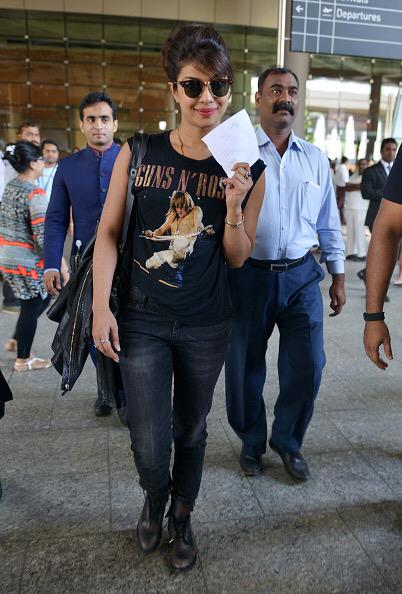 PriyankaDailyFC's tweet photo. Priyanka Chopra at the airport @priyankachopra #WelcomeBackPC http://t.co/6O4y9V7BvO