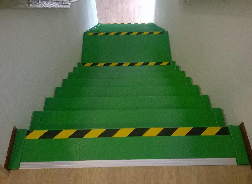 exit_signs's tweet photo. Duidelijke contrasterende anti-slip, traptreden voor slechtziende bewoners, Zorginstelling de NOVO in Scheemda. http://t.co/ncJeWyA1R5
