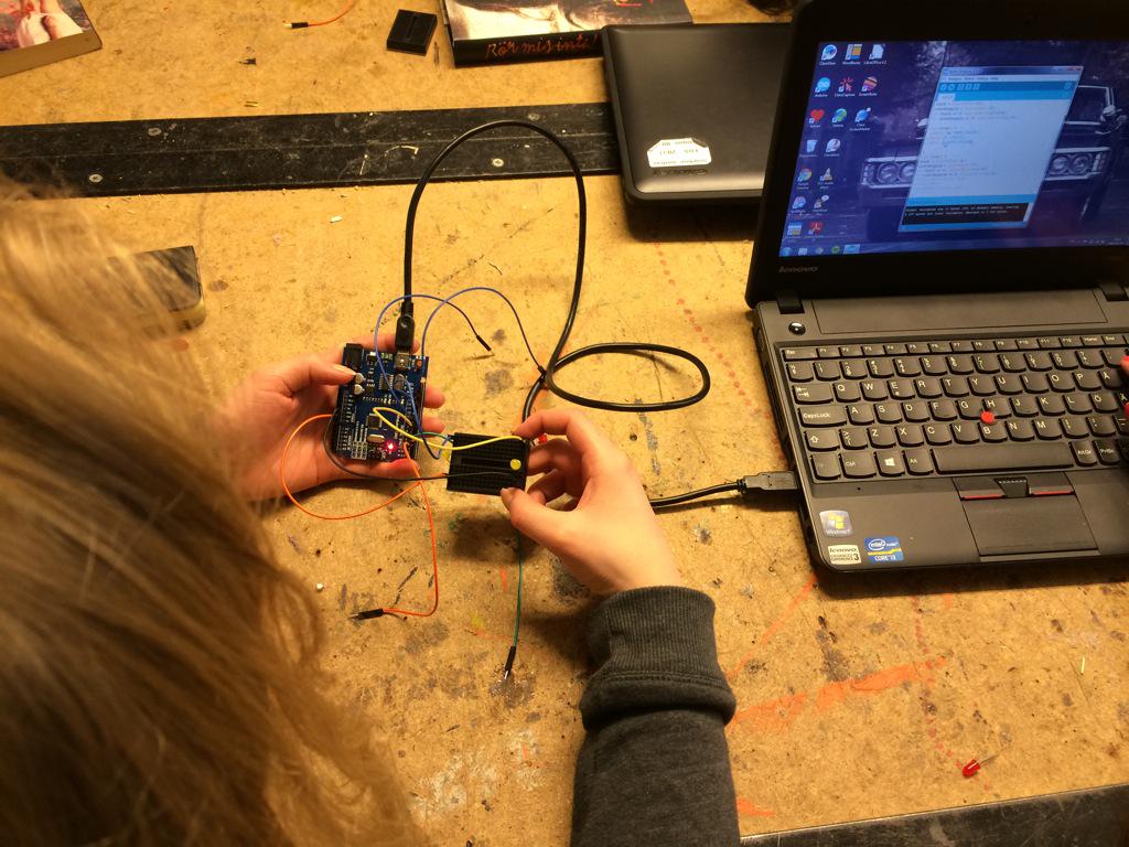 MusikStina's tweet photo. Lektionsbesök hos 8NM. Programmering av spel. Fullt fokus och kreativa idéer. #edsbergsskolan http://t.co/yTQPvXHyRe