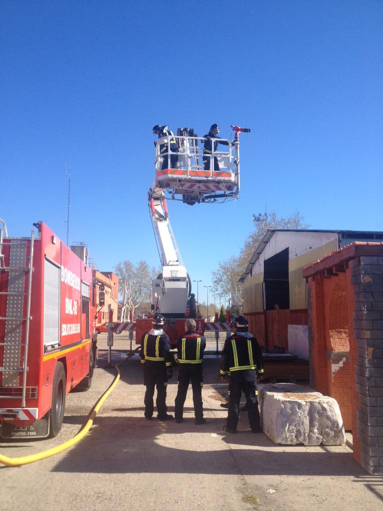 bomberos_d's tweet photo. La limpieza, revisión y mantenimiento forma parte del día a día de nuestras tareas.. http://t.co/xysoCUpzqP