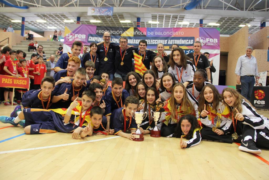 FOTO de l'històric doblet d'or de les Seleccions Mini de #CatalunyaBQ al #Mini2015

Dos ors de tot el #BàsquetCatalà