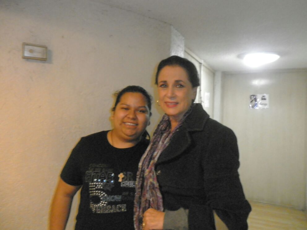 leslie_locuras's tweet photo. @FansdHelenaRojo una disculpa x apenas mandarselas la segunda fue la primera vez q la vi fue en la obra #ElCartero http://t.co/N7xTsfQePh