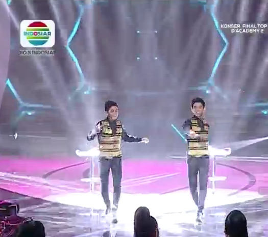 Indosiar's tweet photo. Wah kompak banget nih penampilan @DA2_Rizki @DA2_Ridho barusan, setuju nggak dangduters? #DAcademy2 http://t.co/A2yGGEtQx7