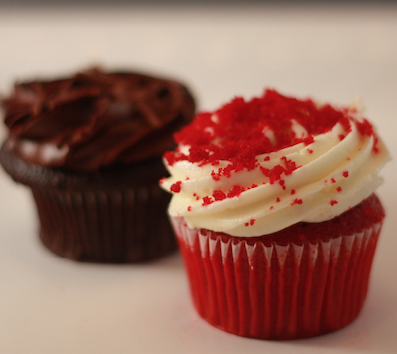 ctmuffinBK's tweet photo. Red Velvet or Chocolate cupcake?

#RedVelvet 
#chocolove 
#cupcake http://t.co/9cQLl22Aly