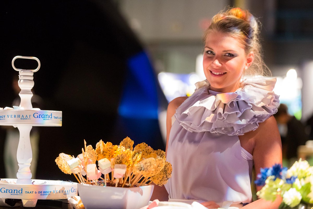 grandcateringnl's tweet photo. De #360FOODEVENTS dames delen ter ere van ons nieuwe label allerlei lekkers uit! #event15 http://t.co/7pUlGJGwqY