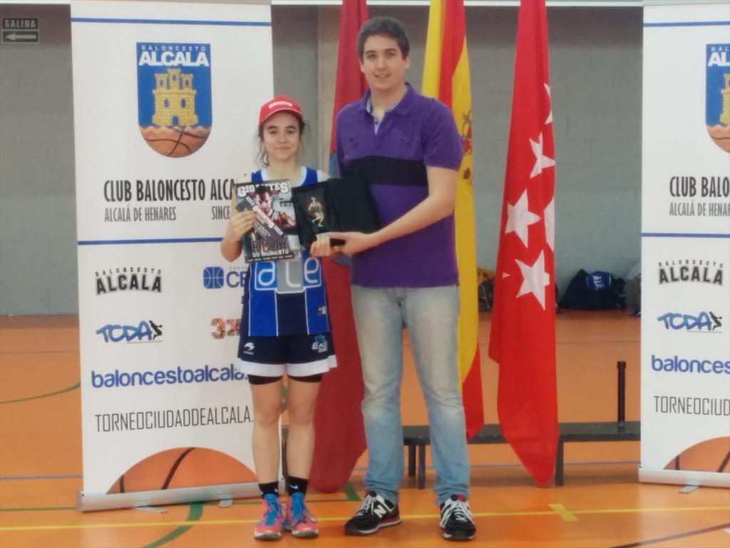 GIGANTESJunior's tweet photo. Trofeo Gigante mejor jugadora Paula Olavarría del @easo_SBT #TCDA2015 http://t.co/ppfqMI7s3u