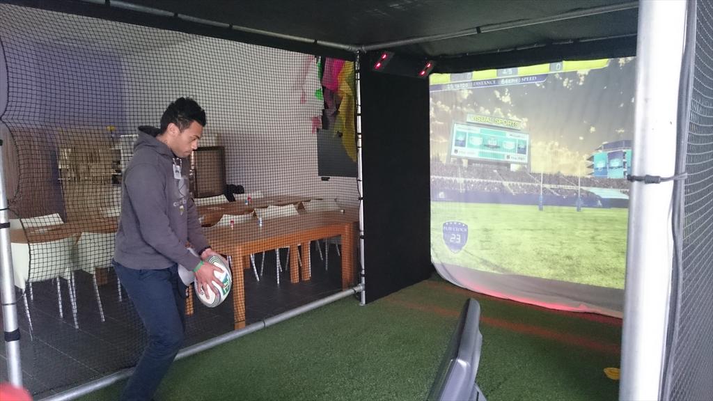 Freelce_events's tweet photo. On a travaillé des pénalités avec @ASRofficiel grâce au simulateur de rugby @COMINSPORTS1 auj :-) #freelance http://t.co/HTt8ykEFtS