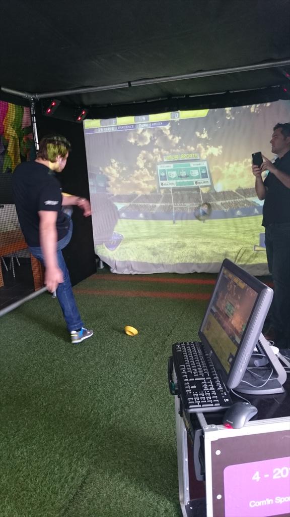 Freelce_events's tweet photo. On a travaillé des pénalités avec @ASRofficiel grâce au simulateur de rugby @COMINSPORTS1 auj :-) #freelance http://t.co/HTt8ykEFtS