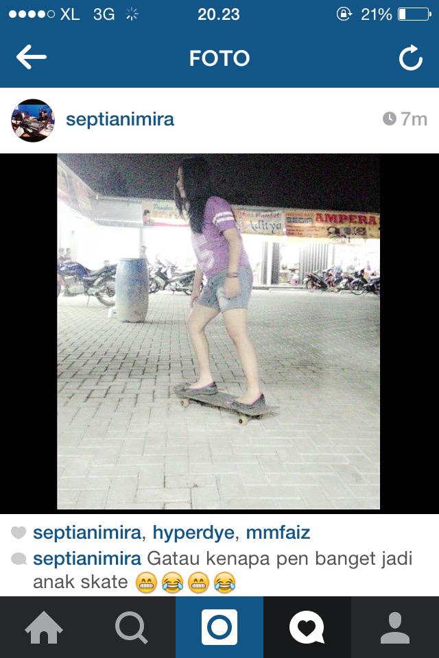 Skate girl @mirra_septiani 💋💛💙💜💚❤️