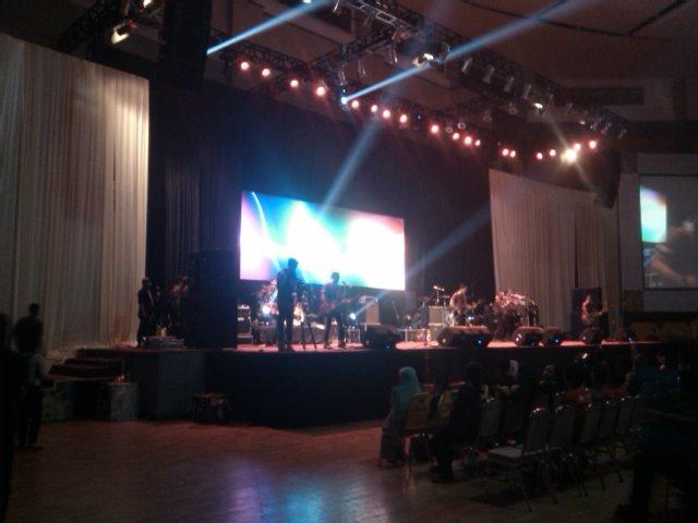 infoUB's tweet photo. @TipexBand on stage | #ShockingApril w/ @sheilaon7 @BarrAT_Ep http://t.co/igrqlKQZbt
