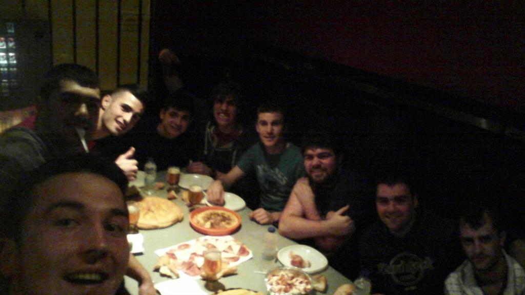 apaloseco2015's tweet photo. El apalo seco se reunio ayer en un famoso garito de belorado @barlennon  para negociar con @Alvar_Man  segun marca http://t.co/r76ganxNaW