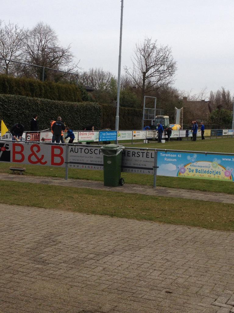 Afgelopen zaterdag zijn vrijwilligers bezig geweest met het wassen van de sponsorborden. Ze zijn weer als nieuw!