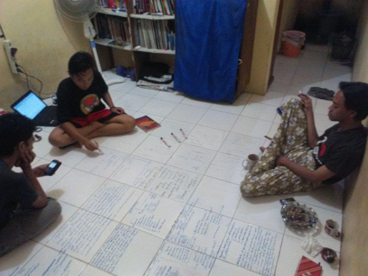 Sendiri baca, bedua-betiga diskusi &amp; lantai jadi papan tulis #diskusiglobalisasi #GlobalSupplyChain at <a href="/studiaksi/">LS-ADI</a>