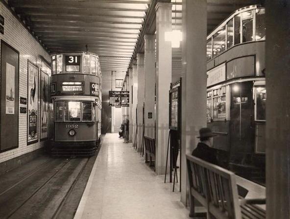 London once had a double-decker underground subway tramway, near #Holborn #HolbornFire site en.m.wikipedia.org/wiki/Kingsway_…