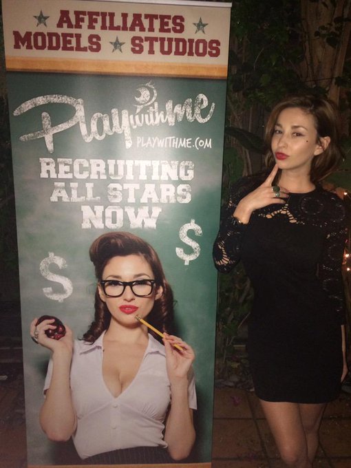 Join me in #SanDiego tonight for the screening of @camgirlzdoc @clickplaywithme with @TheKendraS @SophiaLocke<a href="/tag/sandiego"class="tags">#SanDiego</a>