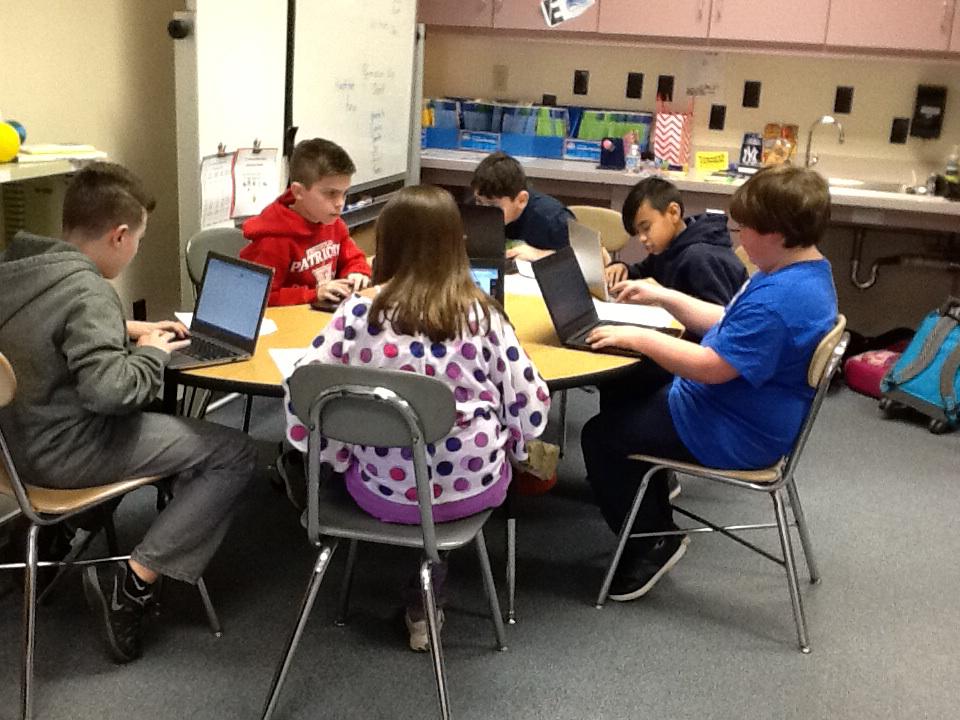 Mrs. Bezanson n Mrs. Vallee's students using Movenote to present compare n contrast planet projects #ftsdigitalday
