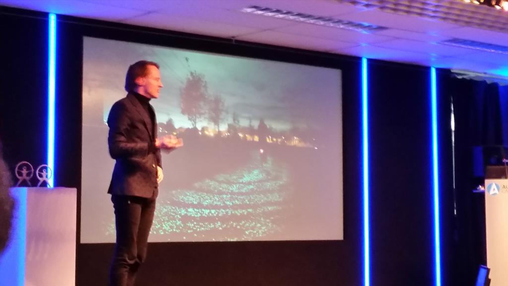 marketingaccent's tweet photo. Prachtig, het verhaal van het Van Gogh fietspad in Nuenen, toegelicht door de schepper @SRoosegaarde zelf #AMW15 http://t.co/1z9sxpfVIW