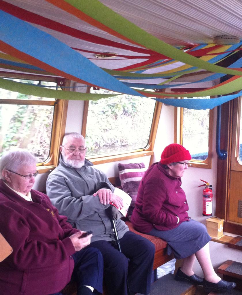 _allhandsondeck's tweet photo. Impromptu mobile phone master class with @BramleyElderly this afternoon. http://t.co/7t36tc515n