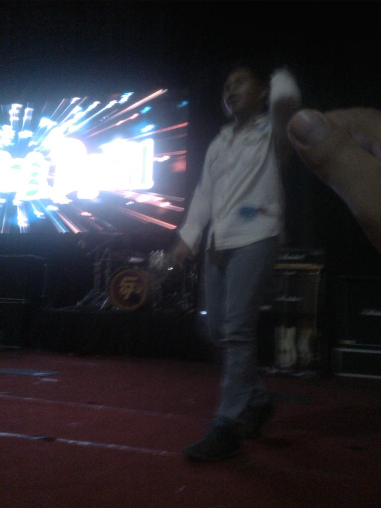 infoUB's tweet photo. Foto penutup malam ini. *Abaikan jempolnya ππ #ShockingApril w/ @sheilaon7 :) http://t.co/1iYa0WrIWL