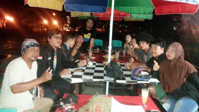 FCBI_Luwuk's tweet photo. [pict] beberepa member resmi dan pengurus inti regional lagi rapat Agenda Bazaar.. http://t.co/hjYXxwxajf