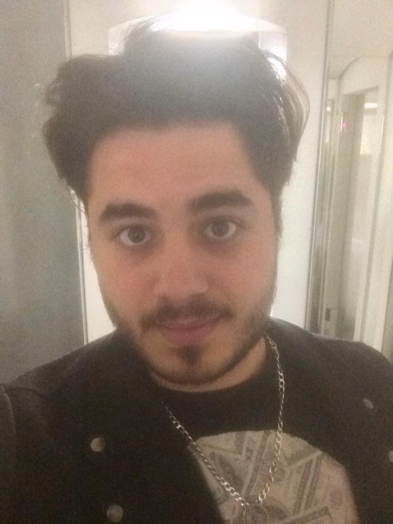 Doigby's tweet photo. A 1000rt demain, même heure je poste une photo de moi chauve ! Au moins j'aurais plus la flemme de me coiffer ! :p http://t.co/ediPkY5SiB