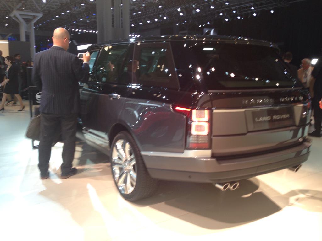 motorpasion's tweet photo. Range Rover SV Autobiography, también en Nueva York #NYIAS2015 @LandRover_es http://t.co/lRDKnppPE0