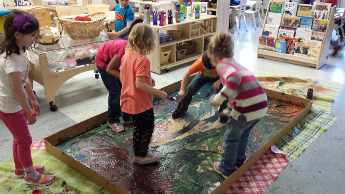 WGHillElem's tweet photo. Wow! Reggio Kindergarten is getting right into their painting today! #creativity #collaboration #artistJacksonpollock http://t.co/y2AIFwyFn1
