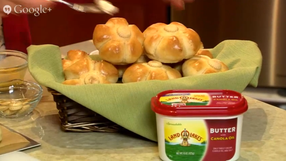 thelittlekitchn's tweet photo. These rolls are so cute!! flower rolls from Becky from @LandOLakesKtchn https://t.co/1Lf1lnOjjs #PinAMeal http://t.co/DgZ6SkfrTU