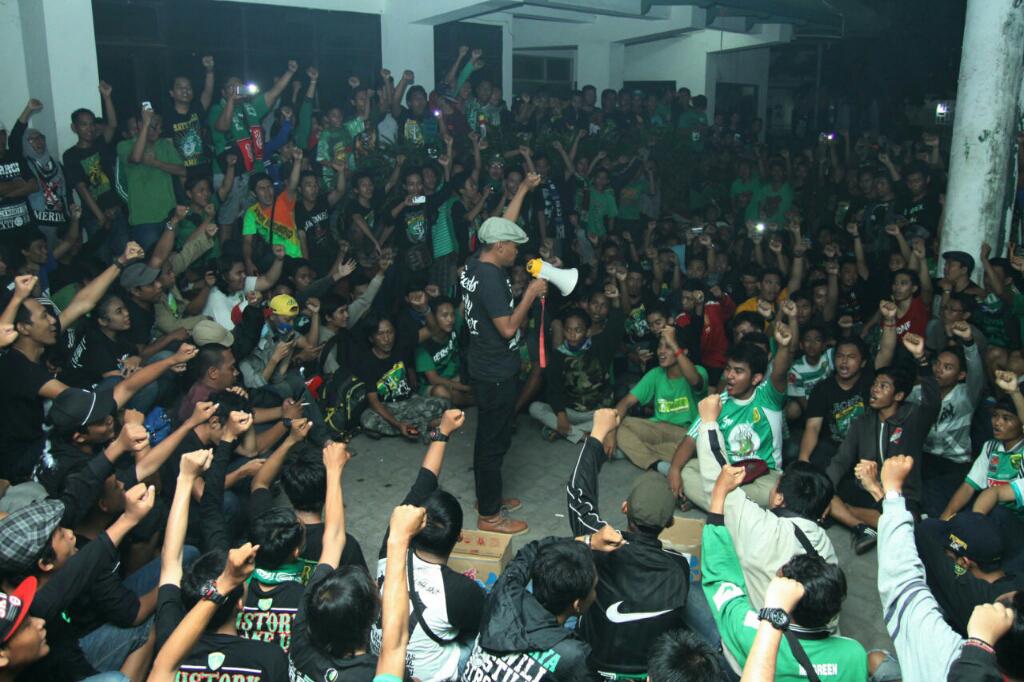 KabarBonek's tweet photo. Arek arek iki pancene wes kuangen tribun, mess persebaya diserbu Loyalis 1927! http://t.co/LMuNTYAXvx