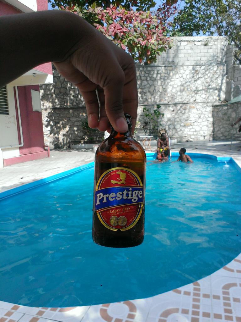 fritzgeronder's tweet photo. @ThePrestigeBeer son lari a mou ap fe # koleksyon http://t.co/mvRz9cDT2b Lolll! http://t.co/TbNzZ3XRZq
