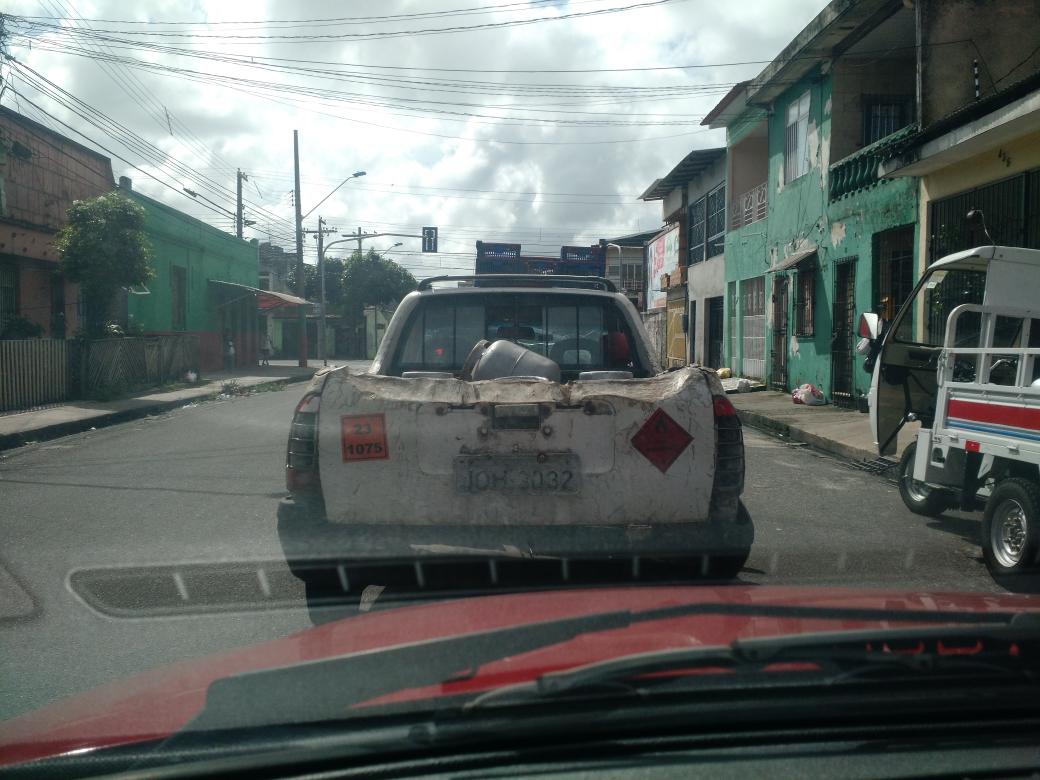 JamersonSales's tweet photo. Tem carros por aí que não sei como o @DETRAN_PA deixa andar na via. O carro da foto só falta se desmontar. http://t.co/B4DX1WtPek