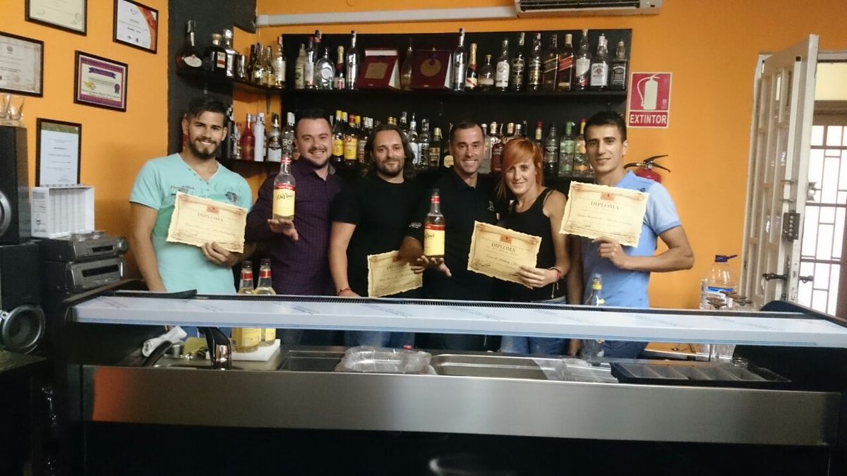 Cocktail_fusion's tweet photo. Entrega de diplomas del curso de flair del mes de Marzo. Enhorabuena chic@s!!!! http://t.co/Q2OdIaai8g