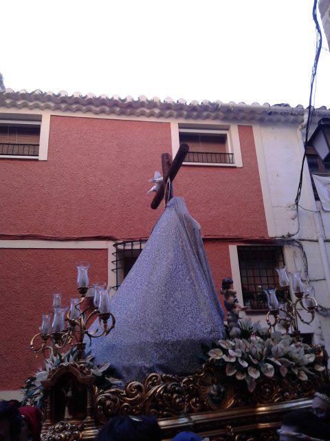 La Cruz está en la calle. Ha empezado la procesión.