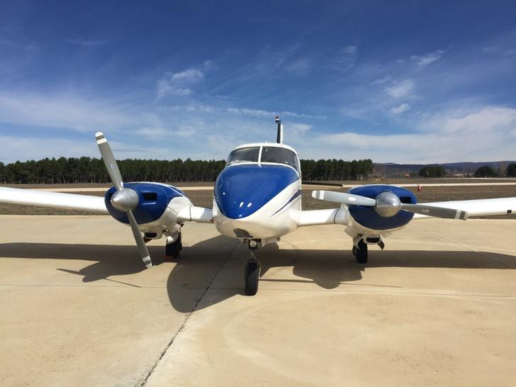 gonzalofloresb's tweet photo. Y los derechos de autor? Ejem, ejem 😂😂😂"@landingshort: Nuestro pájaro, la Piper Aztec PA-23-250 matrícula #ECGGF http://t.co/huN4MQ61jK"