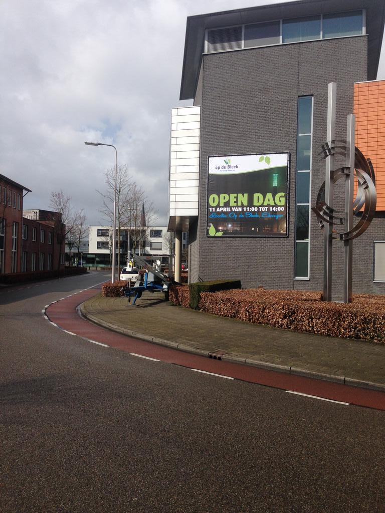 opdebleek's tweet photo. Vandaag spandoek opgehangen aan voormalig Rabobank pand in Eibergen! Valt wel op dachten wij zo! #opendag 11-04! http://t.co/XPMN6QXGnT