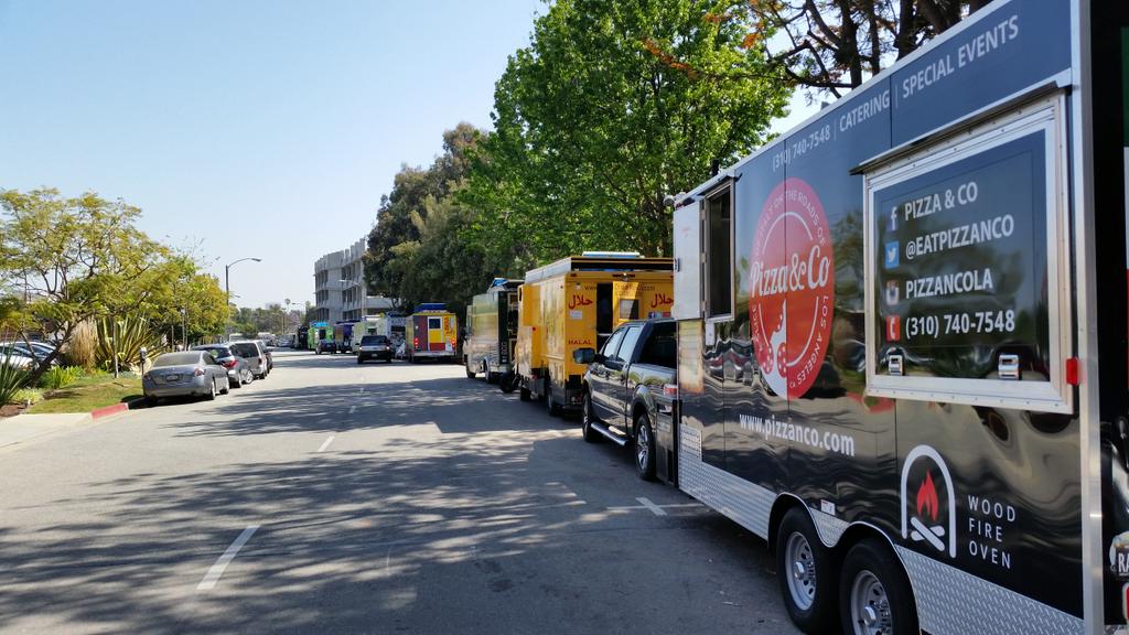 Now this is enuf choices for lunch.   12 food trucks at 2640 Pennsylvania in Santa Monica.   What to have today??