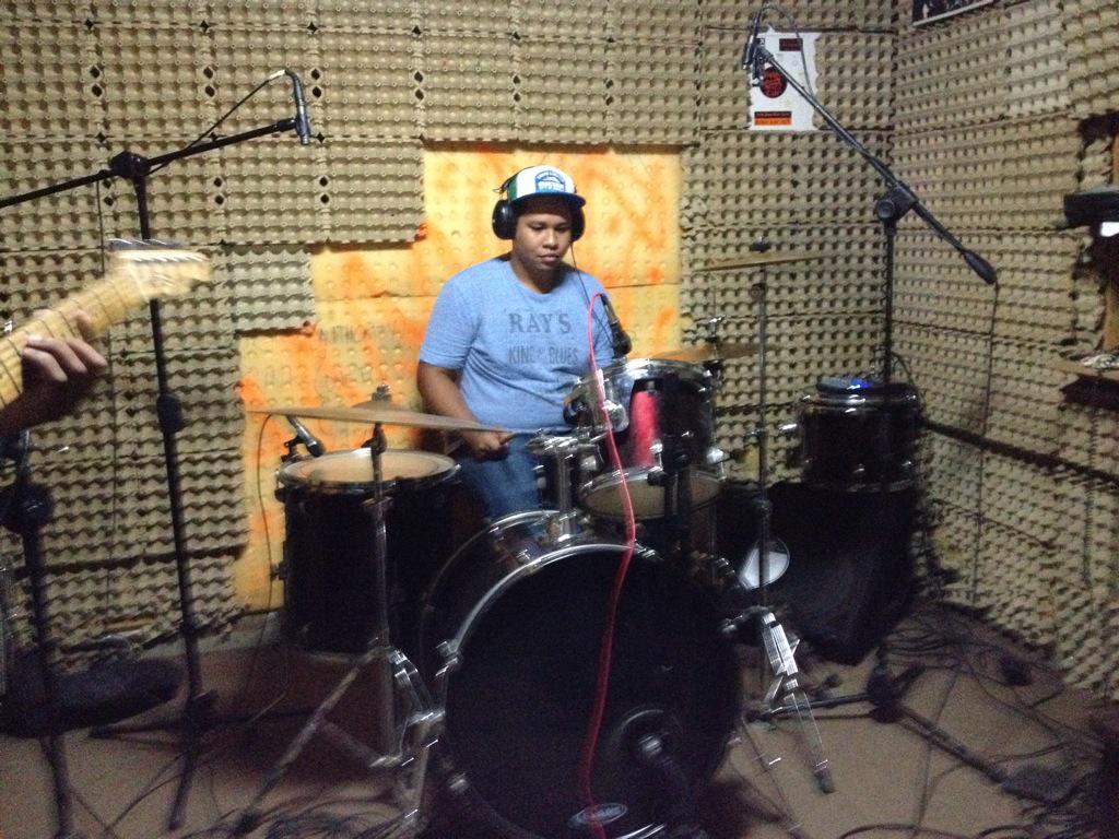 natural_smiley's tweet photo. No estamos muertos tamos en el área trabajando para todos haciendo #buena #Musica http://t.co/ccwyFvpqOx