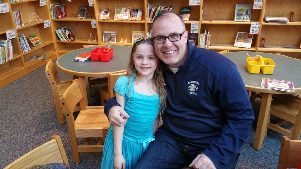 TCEPECush's tweet photo. Eating lunch with my Candy Bar Bingo raffle winner! http://t.co/bB4lJDWgqh