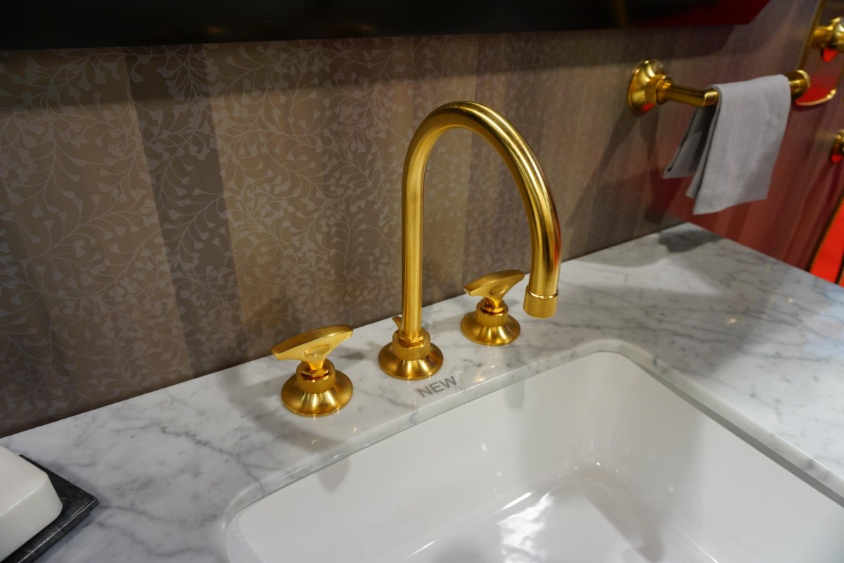 Artful_Kitchens's tweet image. I love this new finish I saw at #KBIS2015 #blogtourvegas from Graceline collection by @ROHL_Official Q2 #KBtribechat