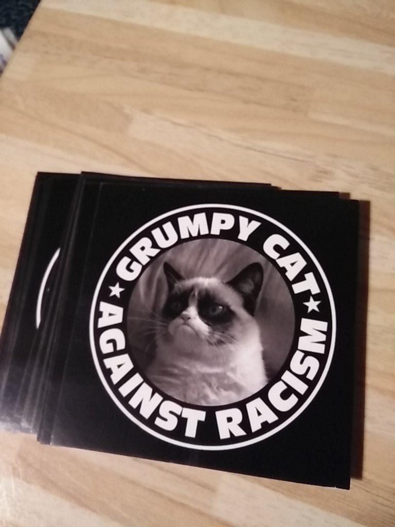 J1910T's tweet photo. Den wichtigsten Teil meiner Bestellung habe ich euch ja noch gar nicht gezeigt.. #LoveGrumpycat #HateRacism http://t.co/kmpIAMFN05