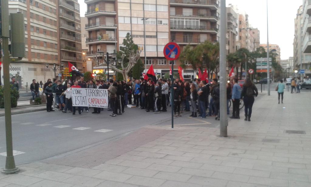 GatzaraUji's tweet photo. Concenctració solidària amb les detingudes en l'#OperaciónPinyata 
Preses al carrer!
#JoTambéSócAnarquista http://t.co/tkanOfIFQE
